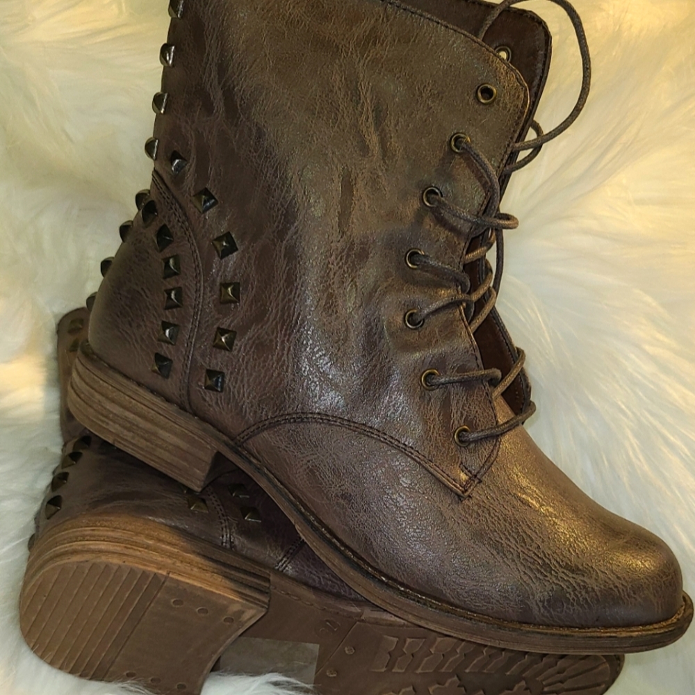 Woman's 7.5 Stylish Rocker Boots Brown Gray Brand New with Spikes